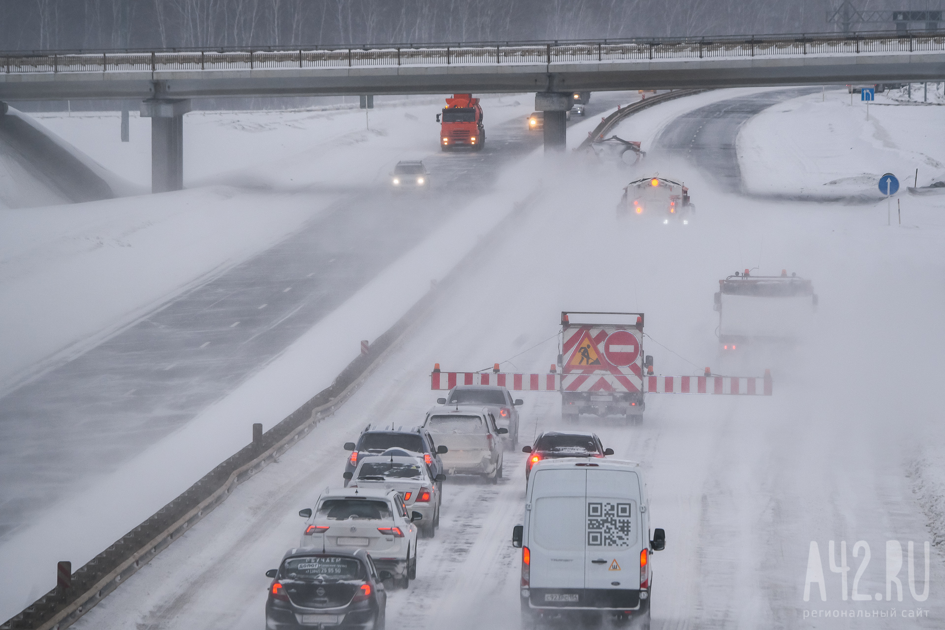 Снегопады парализовали дорожное движение в Ростовской области. Власти ввели режим ЧС 