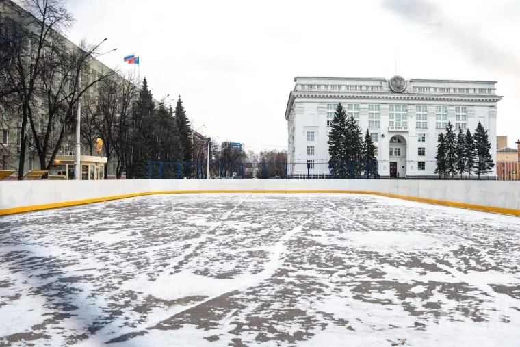 Фото: В Кемерове на площади Советов начали монтировать хоккейную коробку 5