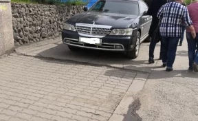 Новокузнецкого водителя наказали за парковку на тротуаре