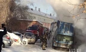 В Кемерове полыхал грузовик, припаркованный под окнами дома: пожарным пришлось вскрывать балкон