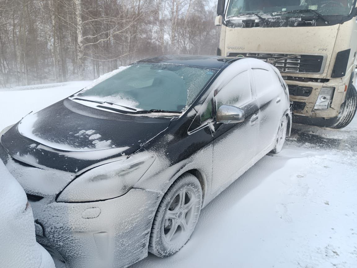 3 автомобиля и тягач столкнулись на трассе Р-255 в Кузбассе 