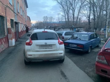 Фото: Кемеровчанин заблокировал выезд с парковки и получил штраф из-за фото очевидца 1