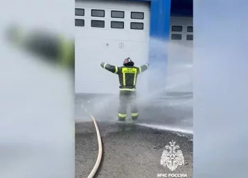 Фото: В Кемерове сотрудники МЧС облили пенсионера водой 1