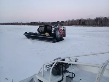 Фото: Кузбассовец застрял на реке из-за сломавшейся аэролодки  1