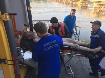 Фото: В Кузбассе спасатели вытащили из Томи тонущего мужчину 1