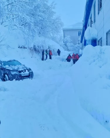 На Камчатке при сходе снега с крыши погиб мужчина, он откапывал машину