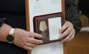 Кузбасский росгвардеец передал школьному музею медаль времён ВОВ