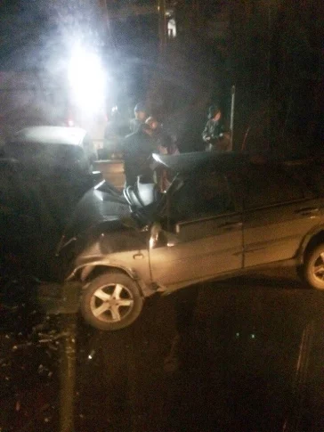 Фото: У поворота на Кедровку в Кемерове произошло лобовое столкновение автомобилей 3