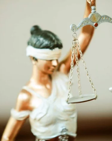 В Кемерове двое молодых людей попали под арест за сломанную дверь в подъезд