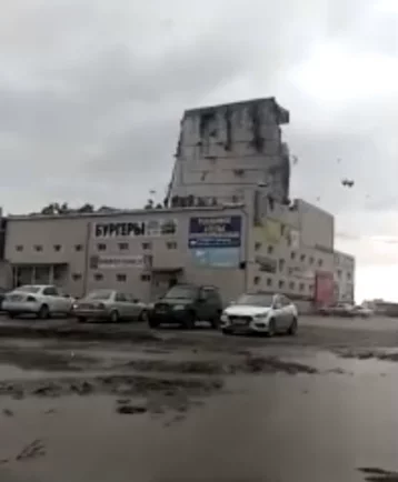 Фото: Сильный ветер снёс крышу у кузбасского ТЦ, появилось видео момента ЧП 1