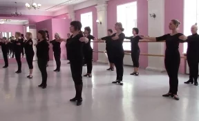 Кузбасских пенсионеров научили основам классического танца