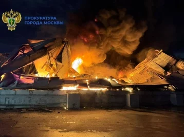 Фото: В Москве горит склад на площади 3 000 квадратных метров 1