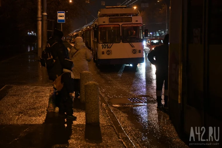 Фото: «Электричество кончилось»: на кемеровском проспекте образовалась огромная пробка из троллейбусов 22