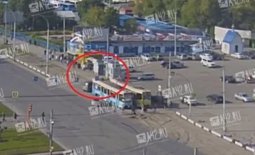Фото: В Кемерове у вокзала автомобиль въехал в трамвай: момент ДТП попал на видео 1