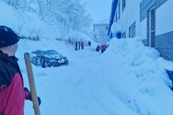 На Камчатке при сходе снега с крыши погиб мужчина, он откапывал машину