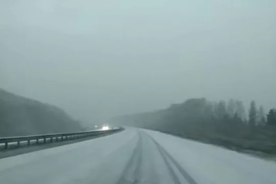 Заснеженную трассу Кемерово — Новокузнецк показали сотрудники ГАИ