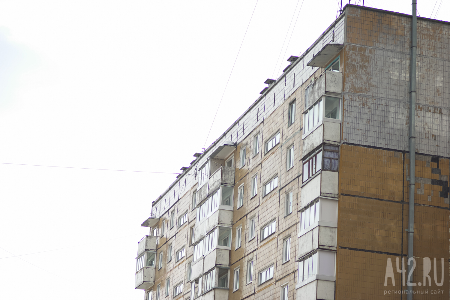 В Москве 2-летний ребёнок выпал с балкона на 10 этаже, пока его мать развешивала бельё 