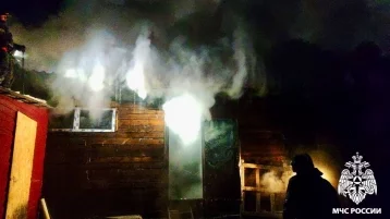 Фото: «Гробы горят»: в Кузбассе загорелся салон ритуальных услуг 1