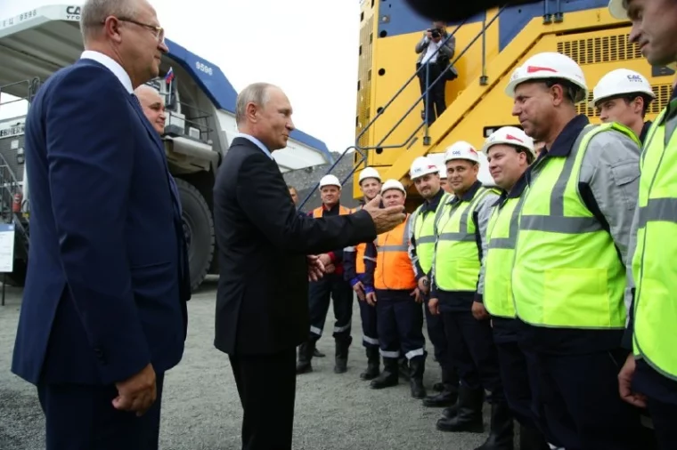 Фото:  «Такая громадина — как целый дом!»: Владимир Путин поговорил с шахтёрами о БелАЗе 2