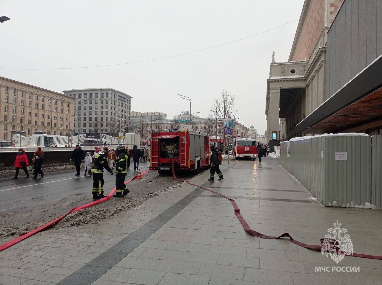 МЧС опубликовало видео с места тушения пожара в Театре Сатиры 