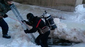 Фото: В Барнауле спасатели третьи сутки ищут провалившегося под лёд мальчика 1