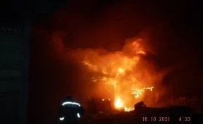 В Кузбассе бригада энергетиков спасла на пожаре женщину и четырёх детей