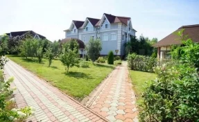Четырёхэтажный дом с мраморной лестницей под Кемеровом продают за 34 млн рублей