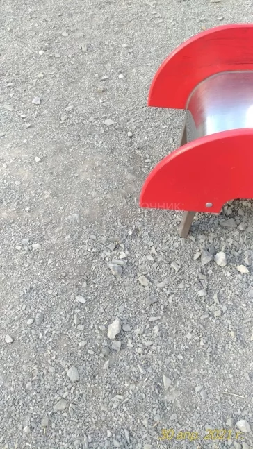 Фото: «Ребёнок пробил сапог»: кемеровчан удивил гравий на детских площадках 3