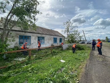 Фото: Власти опубликовали фото восстановительных работ в разрушенной ураганом деревне в Кузбассе 4