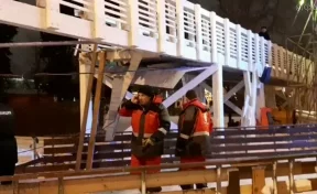 В Москве во время празднования Нового года пешеходный мост обрушился на каток: есть пострадавшие