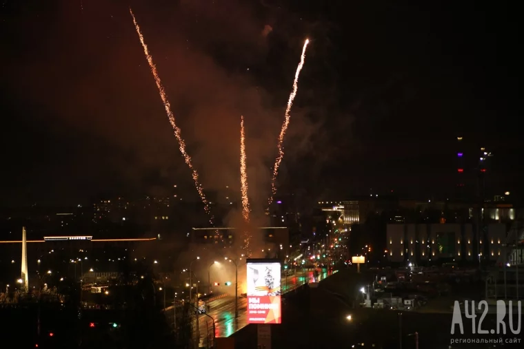 Фото: В Кемерове прогремел праздничный фейерверк в честь Дня Победы 4