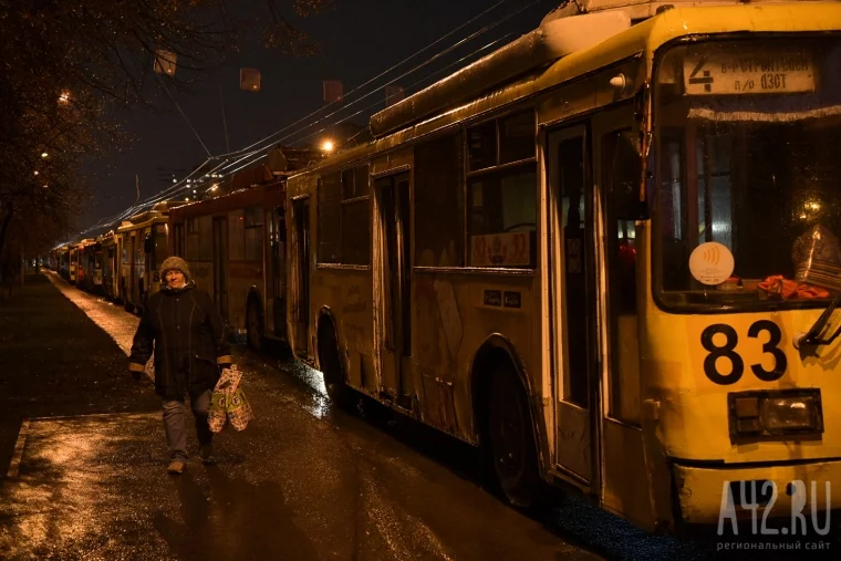 Фото: «Электричество кончилось»: на кемеровском проспекте образовалась огромная пробка из троллейбусов 24