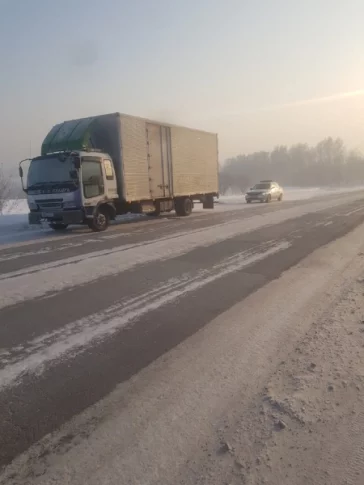 Фото: В Кузбассе полицейские помогли замерзающему водителю грузовика 3