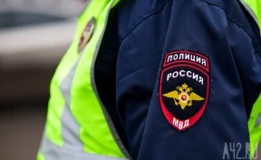 В Кузбассе полицейский тягач вытащил на проезжую часть застрявший в сугробе грузовик