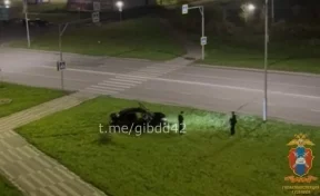 Двое жителей Междуреченска устроили фотосессию с автомобилем на газоне