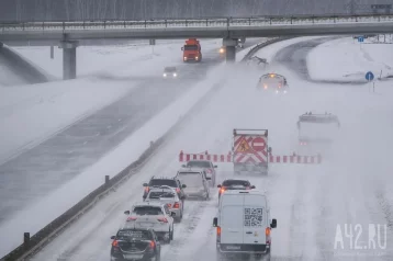 Фото: Снегопады парализовали дорожное движение в Ростовской области. Власти ввели режим ЧС  1