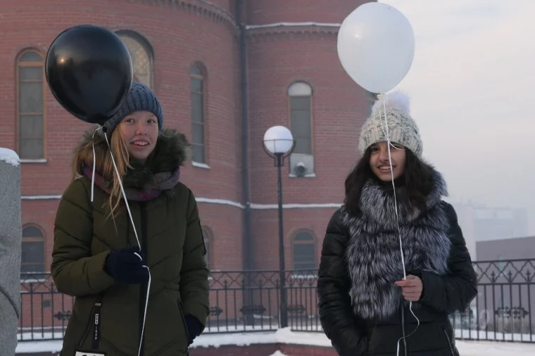 Фото: Кемеровчане запустили в небо шары в память о погибших в ДТП 5