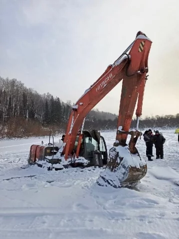 Фото: В Кузбассе золотодобытчиков оштрафовали за затопленный в реке экскаватор 1