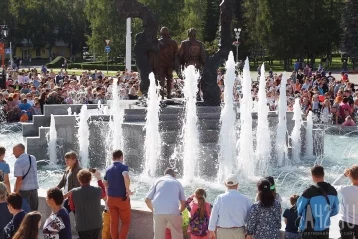 Фото: Перед филармонией в Кемерове открыли светомузыкальный фонтан 6
