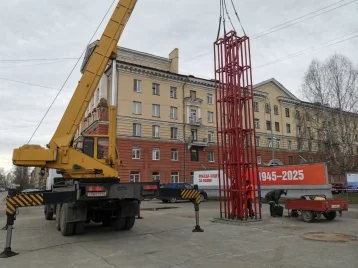 Фото: В Кемерове начали монтировать новую стелу для уличных часов в Кировском районе 1