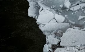 В кузбасском округе вода размыла основание моста: его закрыли