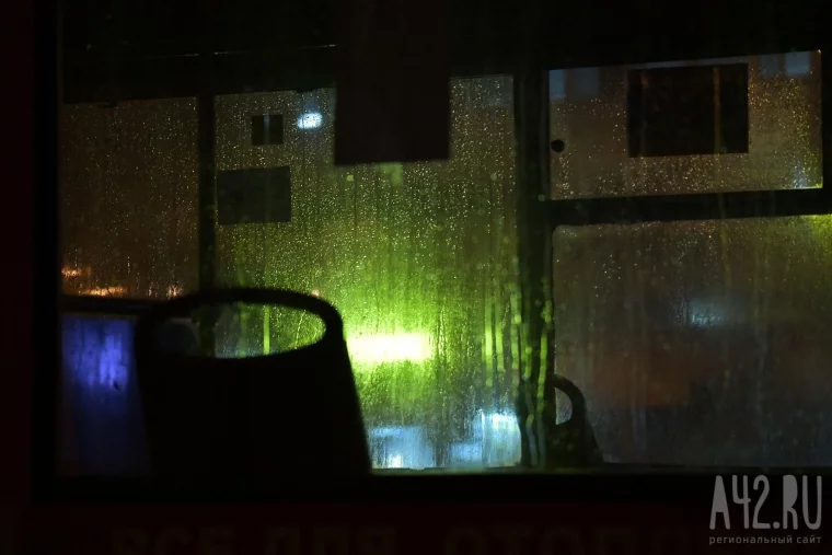 Фото: «Электричество кончилось»: на кемеровском проспекте образовалась огромная пробка из троллейбусов 25