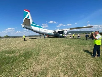 Фото: Сложилась передняя стойка шасси: в Иркутской области пассажирский самолёт выкатился за пределы ВПП 1