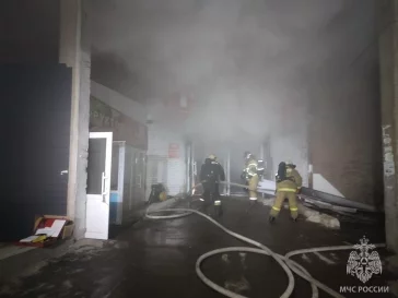 Фото: МЧС: в Алтайском крае горит гипермаркет на площади 900 квадратных метров, его тушат 55 пожарных 2