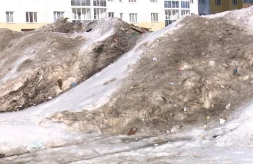 Фото: Горожане пожаловались на огромные горы снега и мусора в ЖК «Кемерово-Сити» 2