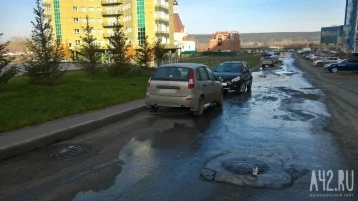 Фото: «Ждём образования провала»: в Кемерове из канализационного колодца вытекает вода 1