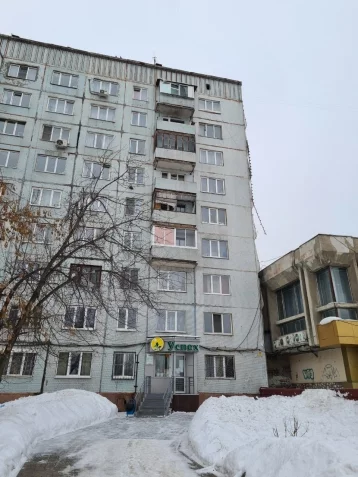 Фото: «На женщину упала глыба льда»: инцидент в Кемерове прокомментировали власти и ГЖИ 1