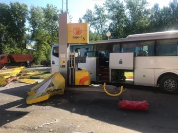 Фото: Автобус с 43 пассажирами, следовавший из Томска в Кемерово, врезался в АЗС  2