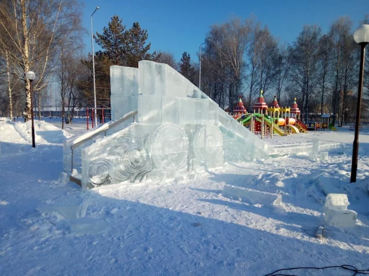 Фото: ЗАО «Стройсервис» возводит для кузбассовцев ледяные городки с «БелАЗами» и «экскаваторами» 1