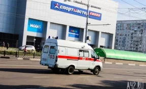 В Кузбассе медикам пришлось закрыться в машине из-за агрессивного пациента 